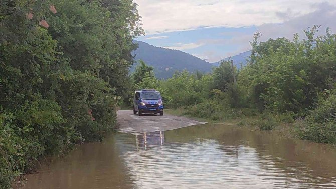 Su Taşkınları Nedeniyle Ulus’ta 5 Köy Yolunda Ulaşım Kontrollü Sağlanıyor