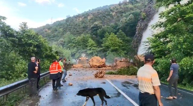 Yağmur Suları Adeta Şelale Gibi Aktı, Karayolunda Oluşan Heyelan İçin Ekipler Seferber Oldu