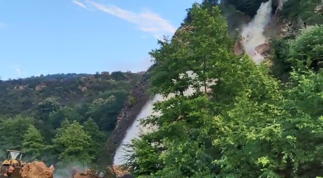 Yağmur Suları Adeta Şelale Gibi Aktı, Karayolunda Oluşan Heyelan İçin Ekipler Seferber Oldu