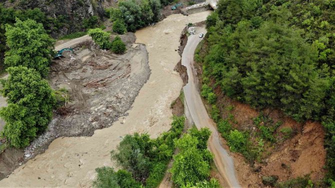 Yenice’de Sel Suları Çekildi, Heyelan Korkusu Başladı