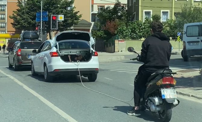 Kartal’da İlginç Anlar: Motosiklet Çeken Aracın Bagajından Çıktı