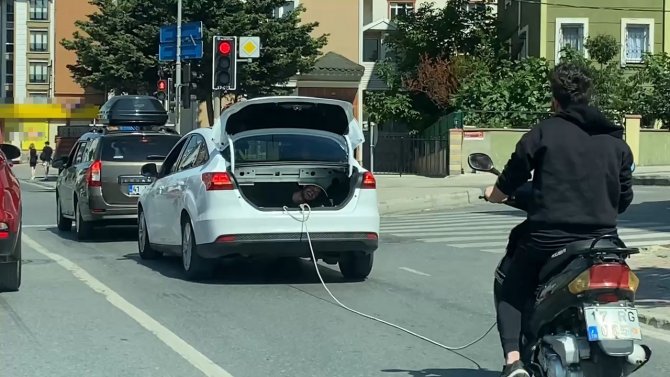 Kartal’da İlginç Anlar: Motosiklet Çeken Aracın Bagajından Çıktı
