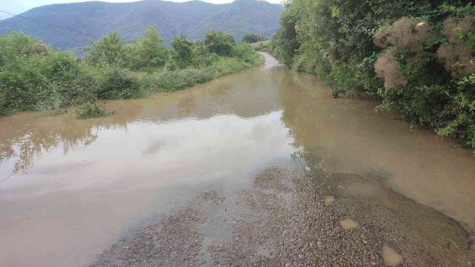 Su Taşkınları Nedeniyle Ulus’ta 5 Köy Yolunda Ulaşım Kontrollü Sağlanıyor