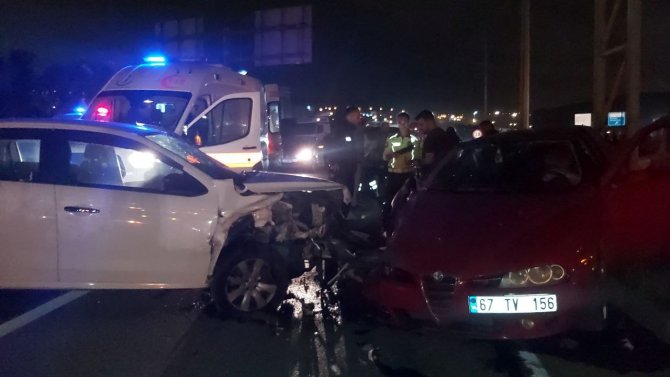 Ters Yöne Girince Karşıdan Gelen Otomobille Çarpıştı: 3 Yaralı