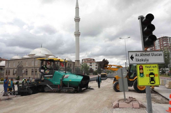 Başkan Çolakbayrakdar Asfalt Çalışmalarını İnceledi