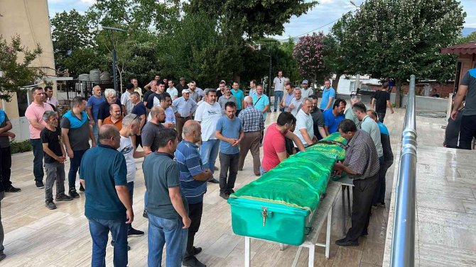 Kocası Tarafından Öldürülen Kadın Ve Oğlu Toprağa Verildi