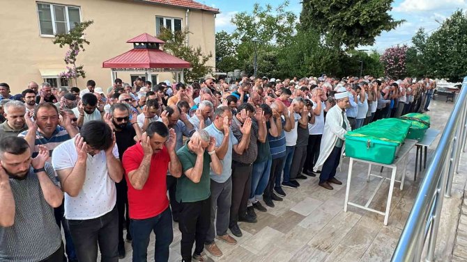 Kocası Tarafından Öldürülen Kadın Ve Oğlu Toprağa Verildi