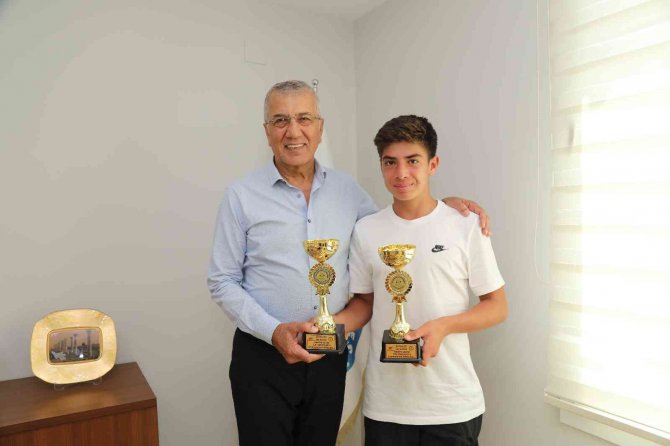 Mezitli Belediyesinin Sporcuları Kupalarını Başkan Tarhan’a Getirdi