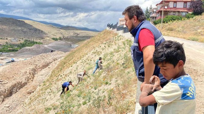 Dik Yamaçta Mahsur Kalan Çocukları Polisler Kurtardı