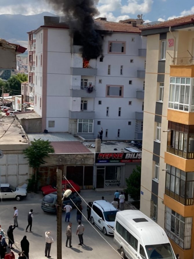 Yangında Balkondan Atlayan Kadını Havada Tuttu