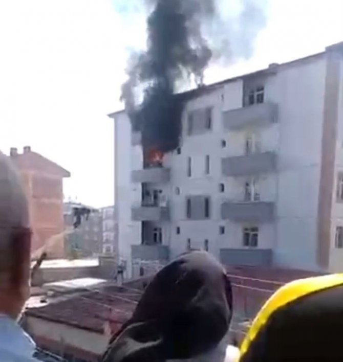 Yangında Balkondan Atlayan Kadını Havada Tuttu