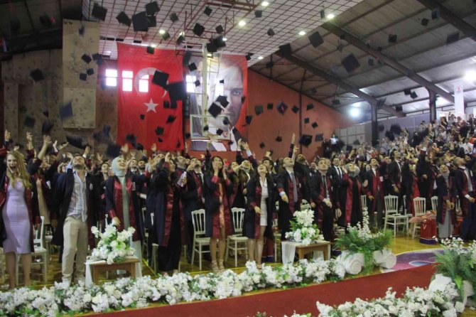 Omü Tıp Fakültesi 2021-2022 Döneminde 280 Mezun Verdi