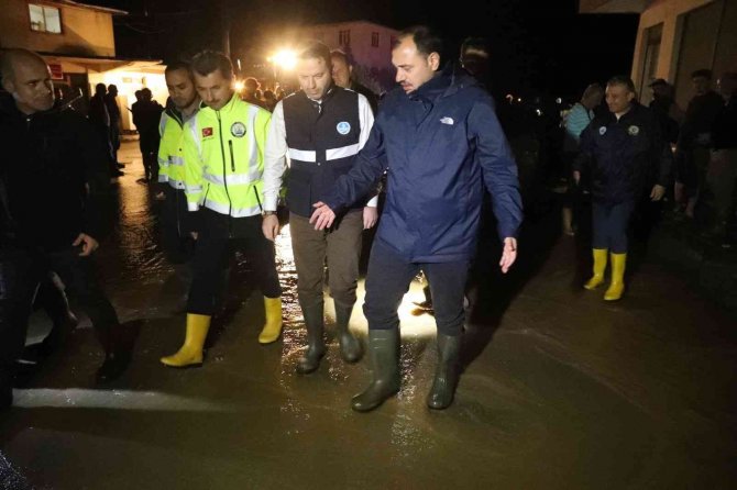 Sakarya Valisi Kaldırım Sel Bölgesinde: “Bütün Ekiplerimiz Sahada, Çok Ciddi Bir Sıkıntı Gözükmüyor”