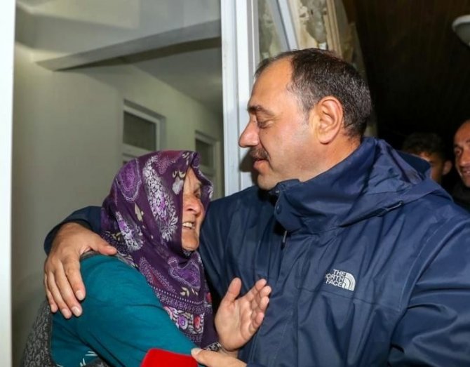Evini Su Basan Gözü Yaşlı Kadın Sözleriyle Gönülleri Fethetti
