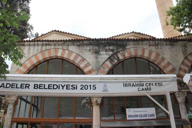 Tarihe Meydan Okuyan Cami Rutubete Yenik Düşüyor