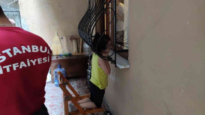 Küçük Çocuğun Kafası Demir Parmaklıklara Sıkıştı