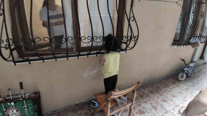 Küçük Çocuğun Kafası Demir Parmaklıklara Sıkıştı
