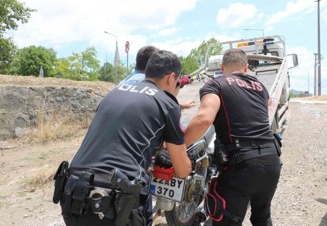 Polislerden Kaçarken Üzerindeki Uyuşturucuyu Attı