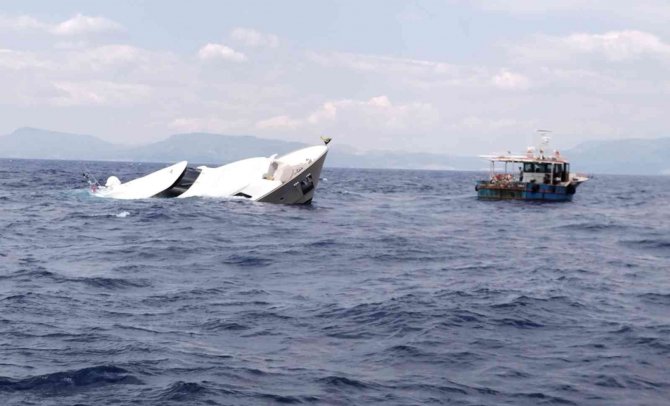 İ̇zmir’de Hareketli Dakikalar: Su Alan Milyonluk Yattaki 10 Kişi Kurtarıldı