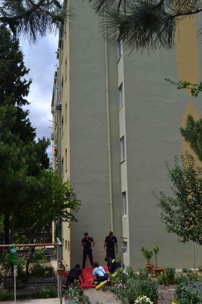5’inci Kattan Atlamak İstedi, Son Anda Polis Kurtardı