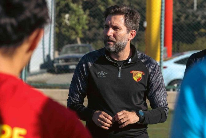 Göztepe Sahaya İndi