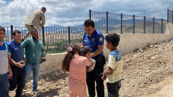 Dik Yamaçta Mahsur Kalan Çocukları Polisler Kurtardı