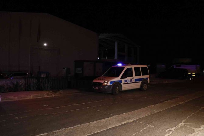 Ayrılma Aşamasındaki Karısının İş Yerinde Bir Kişiyi Rehin Aldı, Sonra Da Araya Giren Kişiyi Öldürdü