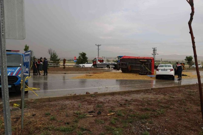 Otomobil Traktör Römorkuna Çarptı: 1 Ölü, 4 Yaralı