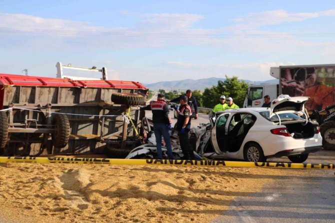 Otomobil Traktör Römorkuna Çarptı: 1 Ölü, 4 Yaralı