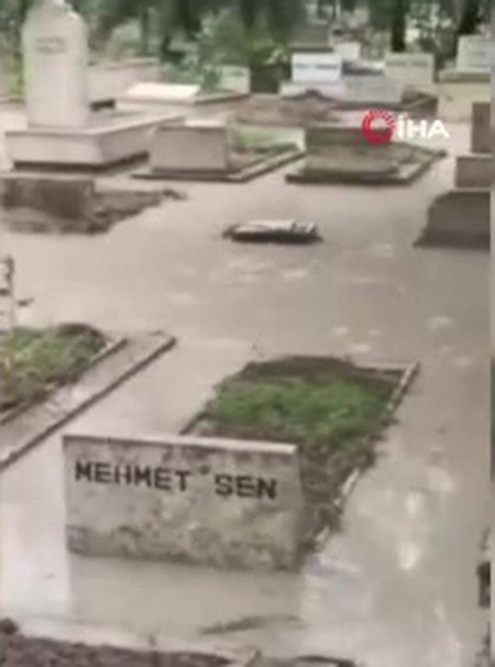 Ankara’da Sel Karşıyaka Mezarlığını Da Vurdu