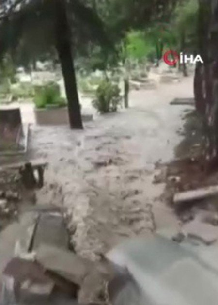 Ankara’da Sel Karşıyaka Mezarlığını Da Vurdu