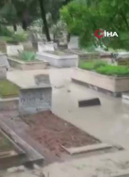 Ankara’da Sel Karşıyaka Mezarlığını Da Vurdu