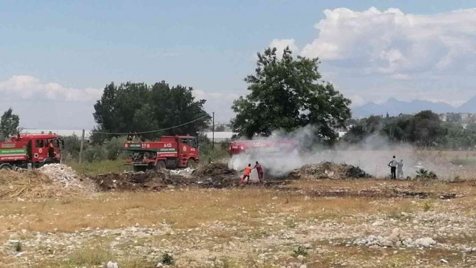 Manavgat’ta Boş Arsalardaki Kuru Otlar Yangın Tehlikesi Oluşturuyor