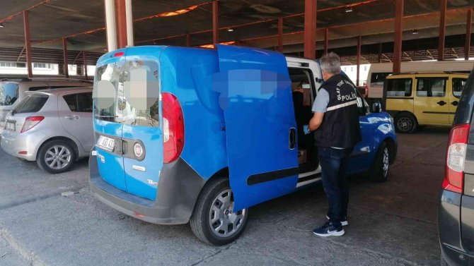 Çalışır Vaziyetteki Kargo Aracını Çaldı, Birkaç Sokak İleride Pazar Yerine Bırakıp Gitti