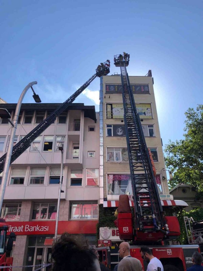 Bakırköy’de İş Hanının Çatısında Korkutan Yangın