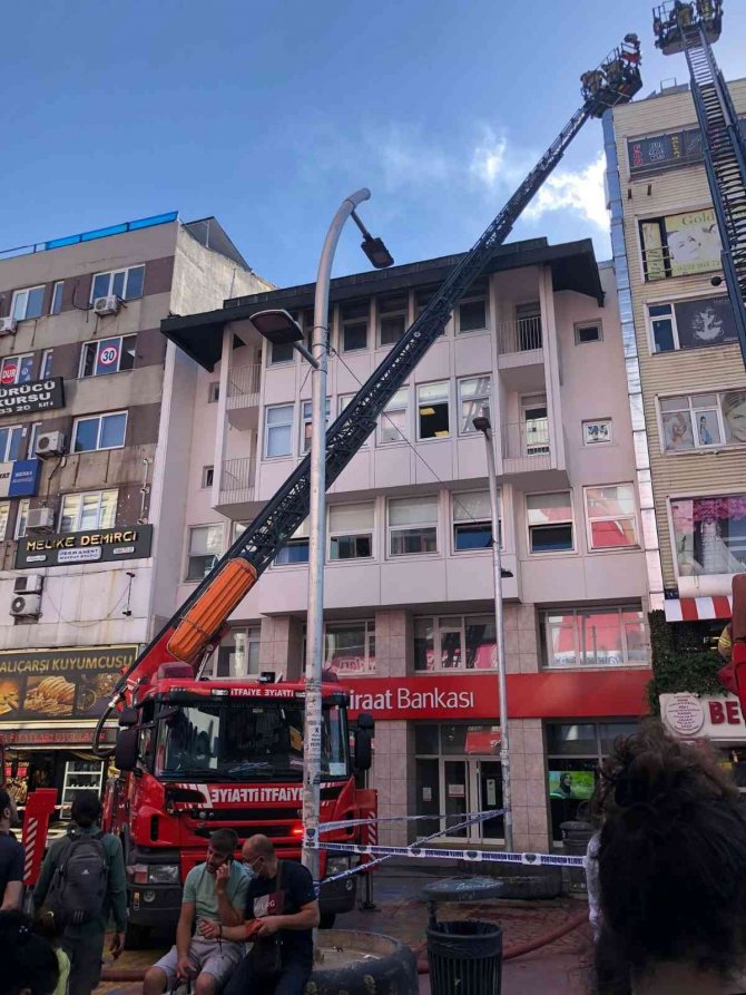 Bakırköy’de İş Hanının Çatısında Korkutan Yangın