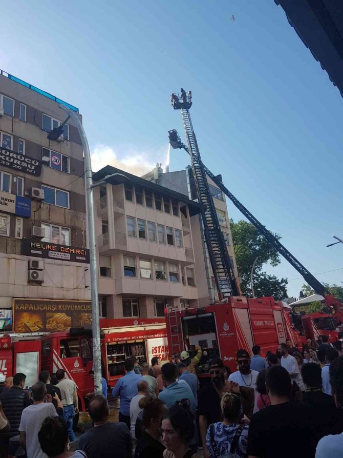 Bakırköy’de İş Hanının Çatısında Korkutan Yangın