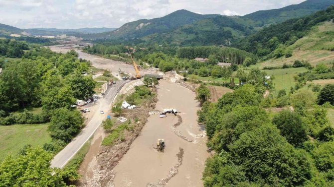 Selde Yıkılan Panel Köprüyü Kaldırma Çalışmaları Sürüyor