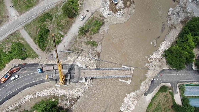 Selde Yıkılan Panel Köprüyü Kaldırma Çalışmaları Sürüyor