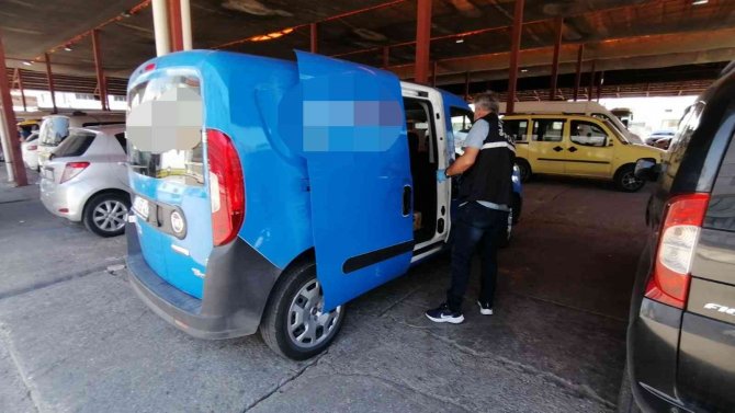 Çalışır Vaziyetteki Kargo Aracını Çaldı, Birkaç Sokak İleride Pazar Yerine Bırakıp Gitti