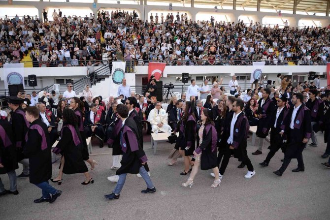 Yeni Mühendislerin Mezuniyet Heyecanı