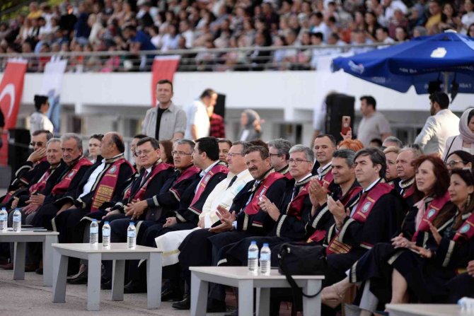 Yeni Mühendislerin Mezuniyet Heyecanı