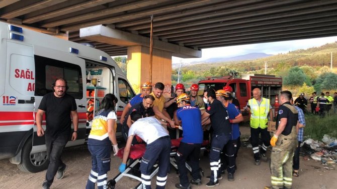 Otomobil Taşıyan Tır Viyadükten Uçtu: 1 Yaralı