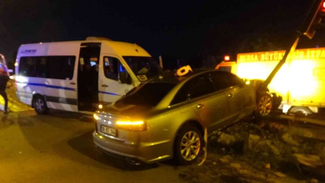 Bursa’da İşçi Servisi İle Otomobil Kafa Kafaya Çarpıştı: 6 Yaralı