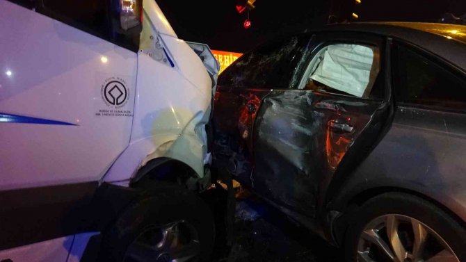 Bursa’da İşçi Servisi İle Otomobil Kafa Kafaya Çarpıştı: 6 Yaralı