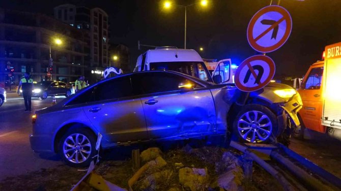 Bursa’da İşçi Servisi İle Otomobil Kafa Kafaya Çarpıştı: 6 Yaralı