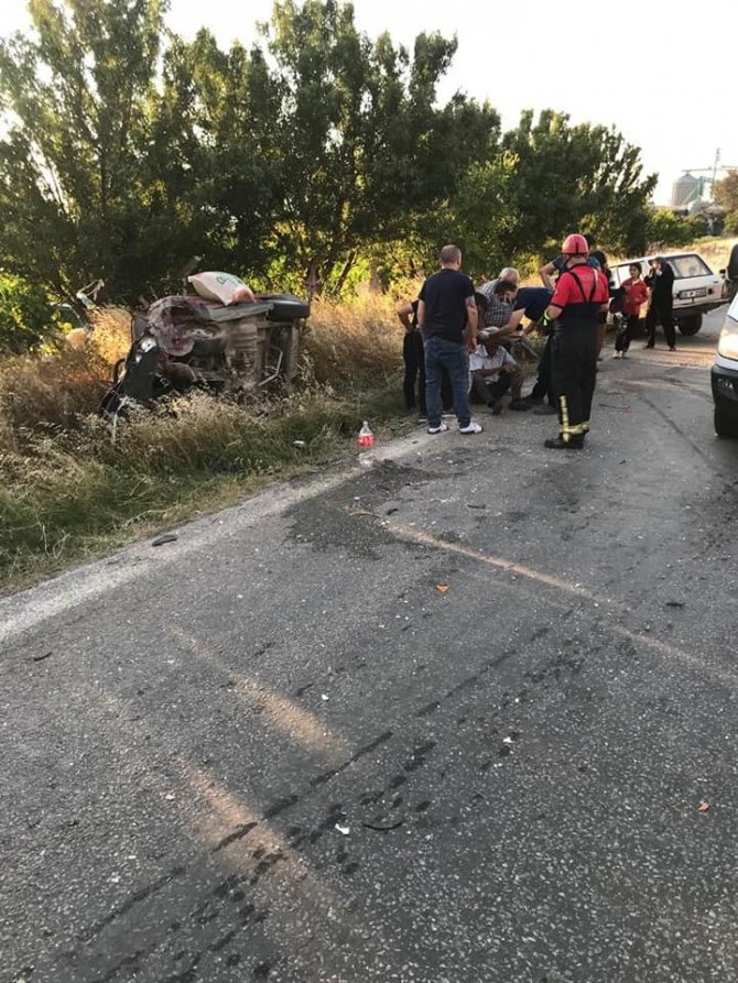 Çocuklarına Bakayım Derken Karşıdan Gelen Araçla Kafa Kafaya Çarpıştı: 6 Aylık Bebek Öldü, 4 Kişi Yaralandı