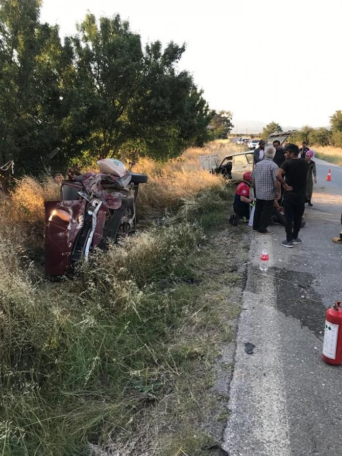 Çocuklarına Bakayım Derken Karşıdan Gelen Araçla Kafa Kafaya Çarpıştı: 6 Aylık Bebek Öldü, 4 Kişi Yaralandı