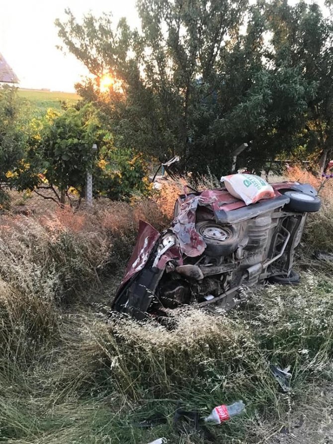 Çocuklarına Bakayım Derken Karşıdan Gelen Araçla Kafa Kafaya Çarpıştı: 6 Aylık Bebek Öldü, 4 Kişi Yaralandı