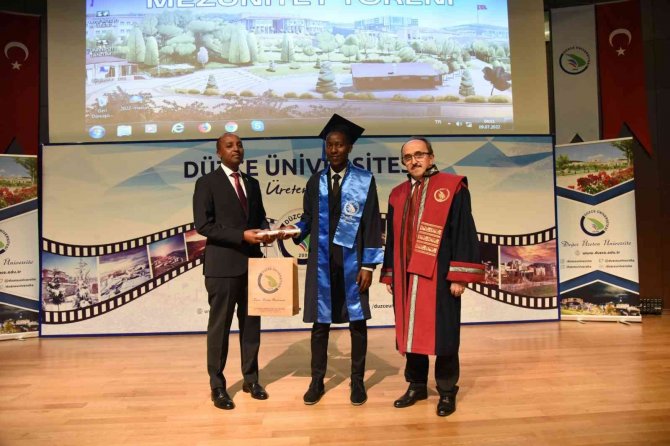 Düzce Üniversitesi’nde Mezuniyet Gururu Yaşandı